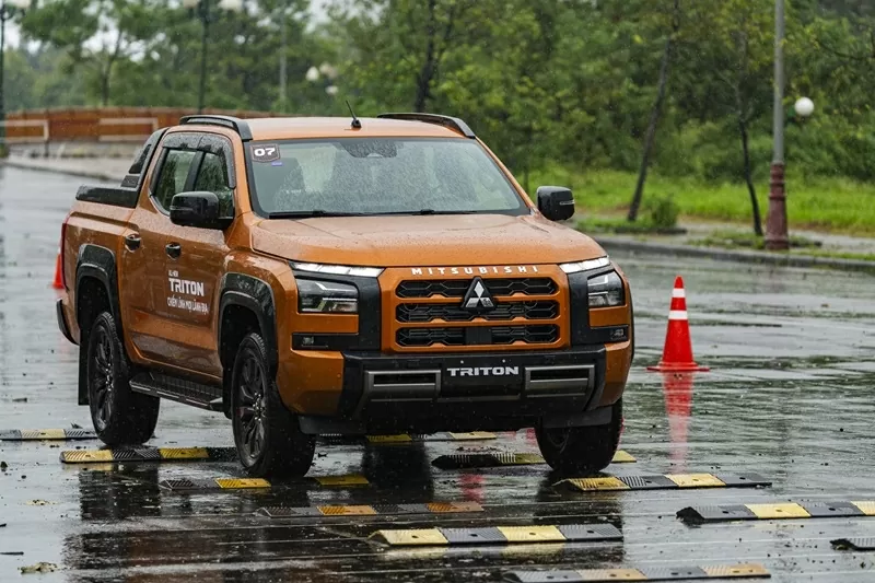 Mitsubishi Triton – mẫu bán tải chủ lực của hãng tiếp tục nhận được mức hỗ trợ lệ phí trước bạ hấp dẫn.