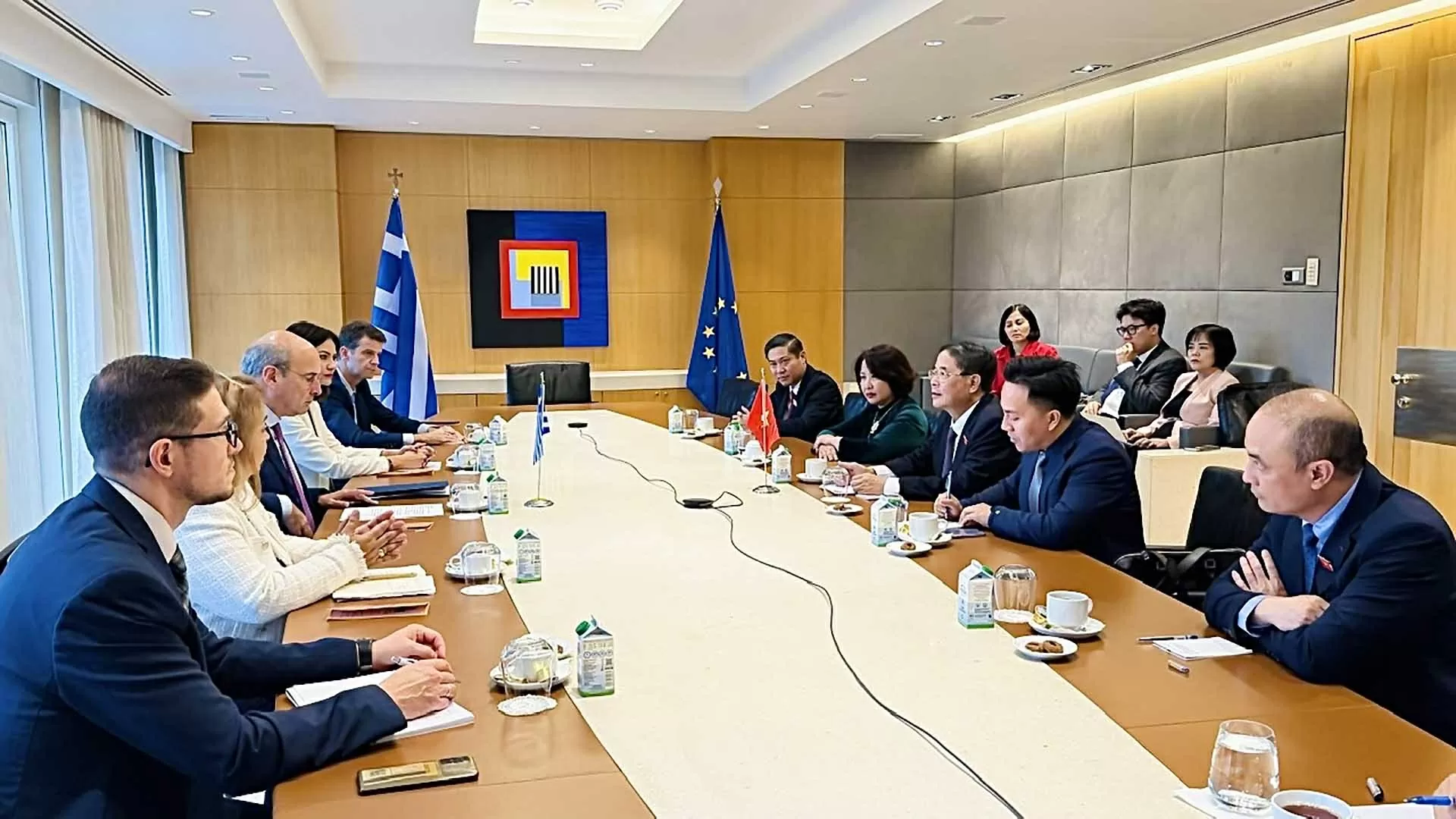 Việt Nam luôn coi trọng phát triển quan hệ hữu nghị và hợp tác nhiều mặt với Hy Lạp Việt Nam luôn coi trọng phát triển quan hệ hữu nghị và hợp tác nhiều mặt với Hy Lạp