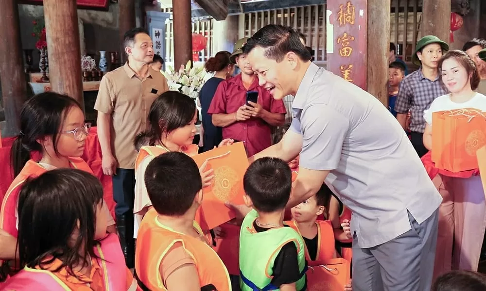 Chủ tịch UBND tỉnh Vương Quốc Tuấn tặng quà trẻ em tại phường Vân Hà. Ảnh: Dương Hoàn. Chủ tịch UBND tỉnh Vương Quốc Tuấn tặng quà trẻ em tại phường Vân Hà. Ảnh: Dương Hoàn.