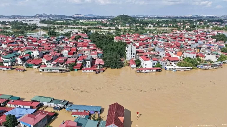 Hơn 2.000 hộ dân ở phường Vân Hà đang bị nước lũ cô lập. (Nguồn: Nhân dân) Hơn 2.000 hộ dân ở phường Vân Hà đang bị nước lũ cô lập. (Nguồn: Nhân dân)