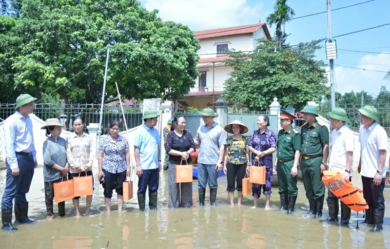 Các đồng chí lãnh đạo tỉnh, xã Tam Giang tặng quà, động viên người dân thôn Đồng Nhân. Các đồng chí lãnh đạo tỉnh, xã Tam Giang tặng quà, động viên người dân thôn Đồng Nhân.