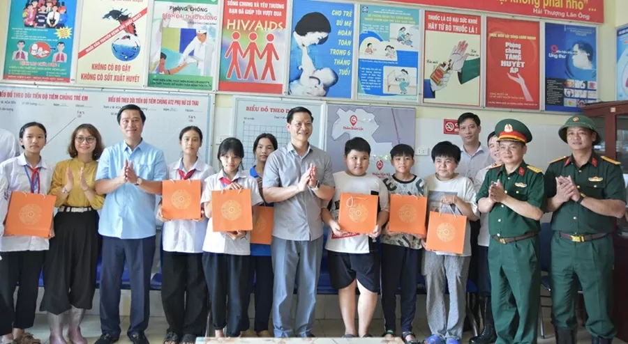 Các đồng chí lãnh đạo tỉnh tặng quà các em học sinh đang tạm trú tại Trạm Y tế Hòa Tiến (xã Tam Giang). Các đồng chí lãnh đạo tỉnh tặng quà các em học sinh đang tạm trú tại Trạm Y tế Hòa Tiến (xã Tam Giang).