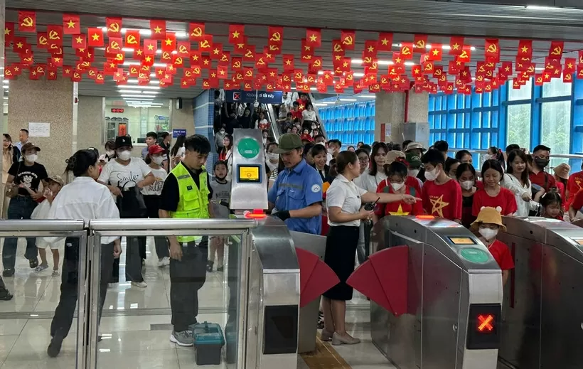 Dùng căn cước công dân thay vé tàu trên tuyến đường sắt Cát Linh-Hà Đông Dùng căn cước công dân thay vé tàu trên tuyến đường sắt Cát Linh-Hà Đông