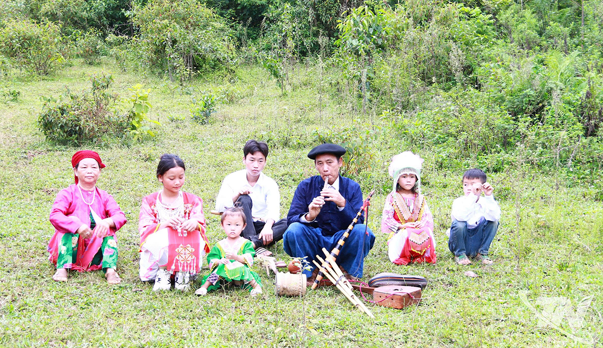 Người bảo tồn âm nhạc dân tộc Mông giữa núi rừng Phiêng Đén Ông Chảo Phái Lừ biểu diễn nhạc cụ dân tộc Mông.