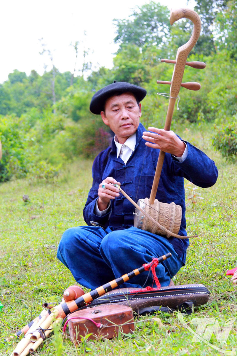 Người bảo tồn âm nhạc dân tộc Mông giữa núi rừng Phiêng Đén Ông Chảo Phái Lừ tự mày mò học, sử dụng được 8 loại nhạc cụ dân tộc như: Sáo Mông, đàn nhị, đàn Tính, khèn Mông, khèn lá, pí lè…