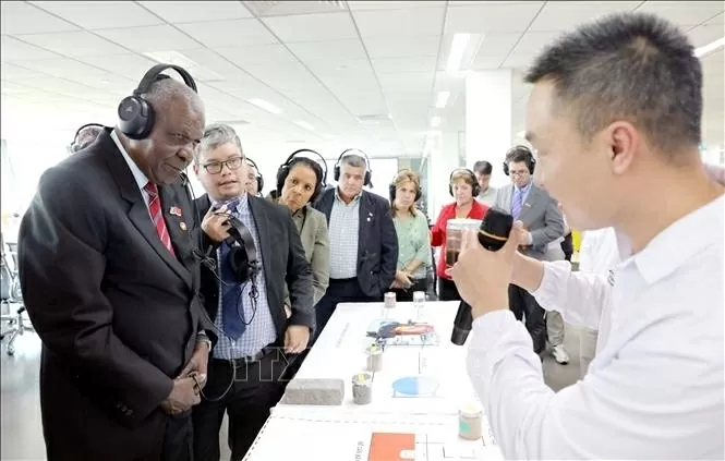 Chủ tịch Quốc hội Cuba Esteban Lazo Hernández và đoàn công tác thăm Nhà máy Nestlé Bông Sen (Khu công nghiệp Thăng Long II). Chủ tịch Quốc hội Cuba Esteban Lazo Hernández và đoàn công tác thăm Nhà máy Nestlé Bông Sen (Khu công nghiệp Thăng Long II).