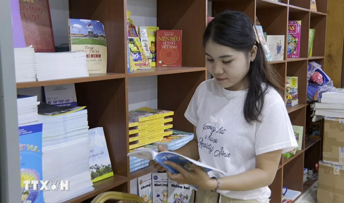 Chị Thatdao Santhavai coi tủ sách nơi đây là một kho tàng kiến thức bổ ích đối với học viên người Lào. (Ảnh: Đỗ Bá Thành/TTXVN)