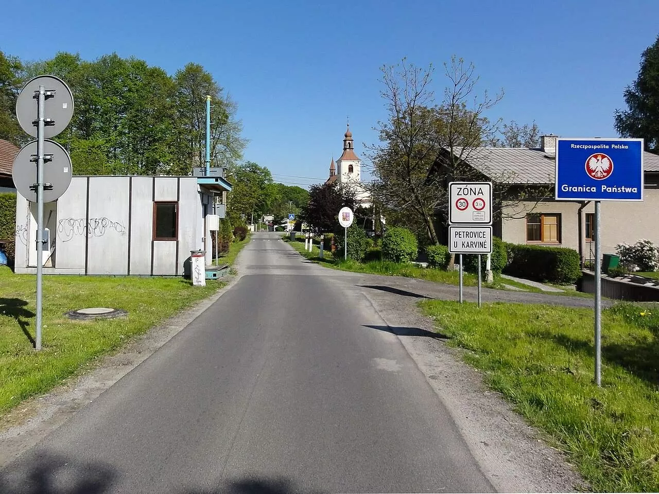 Kiểm soát biên giới cũ giữa Skrbeńsko (Ba Lan) và Petrovice u Karviné (Cộng hòa Séc), nhìn từ Skrbeńsko