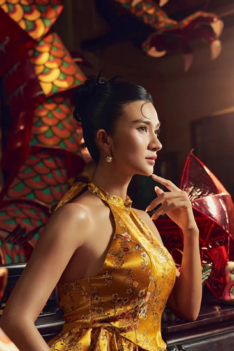 NSƯT Kim Tuyến cho biết, cô thích mặc áo dài và xiêm y lấy cảm hứng từ trang phục truyền thống vào các dịp lễ Tết. Mùa Trung thu này, cô chọn loạt thiết kế cách điệu từ áo yếm, váy đụp của phụ nữ Bắc Bộ xưa. NSƯT Kim Tuyến cho biết, cô thích mặc áo dài và xiêm y lấy cảm hứng từ trang phục truyền thống vào các dịp lễ Tết. Mùa Trung thu này, cô chọn loạt thiết kế cách điệu từ áo yếm, váy đụp của phụ nữ Bắc Bộ xưa.