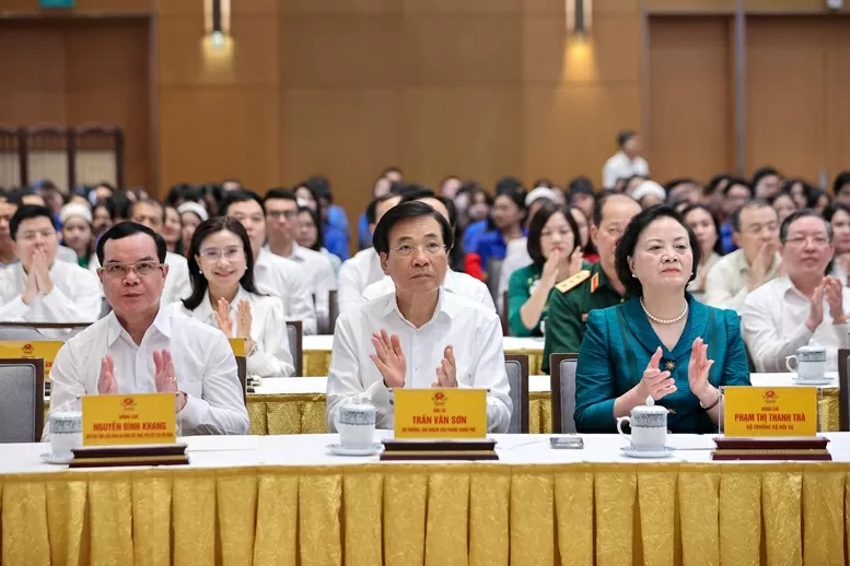 Thủ tướng phát động đợt thi đua cao điểm lập thành tích chào mừng Đại hội XIV của Đảng