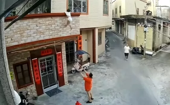 Bé trai 3 tuổi rơi từ ban công tầng 2 được cứu sống thần kỳ Bé trai 3 tuổi rơi từ ban công tầng 2 được cứu sống thần kỳ