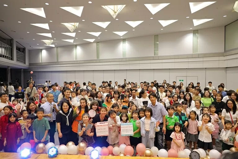 Đêm Trung thu gắn kết cộng đồng, hướng về quê hương sau bão Bualoi Đêm Trung thu gắn kết cộng đồng, hướng về quê hương sau bão Bualoi