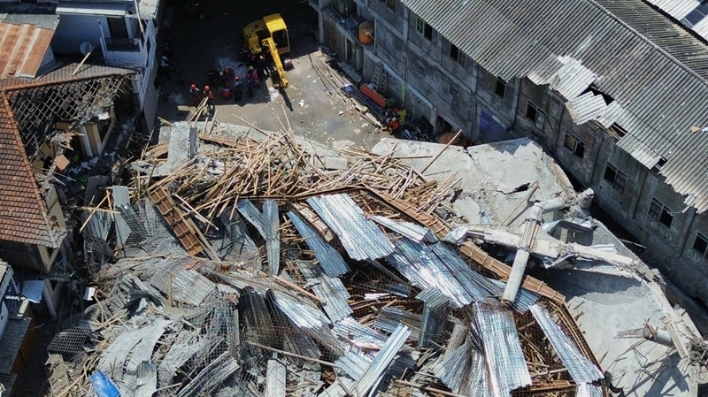 Sập trường học thương tâm tại Indonesia: Con số thiệt mạng tăng lên 37, 104 người may mắn sống sót