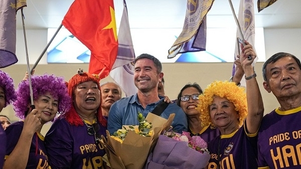 Người hâm mộ Việt Nam nồng nhiệt đón cựu danh thủ Liverpool Harry Kewell
