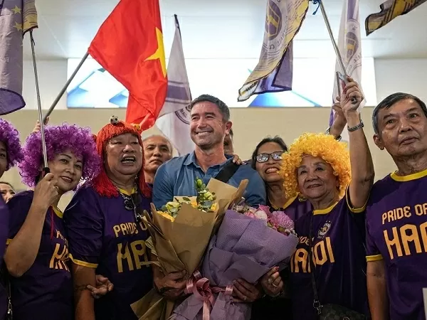 Người hâm mộ Việt Nam nồng nhiệt đón cựu danh thủ Liverpool Harry Kewell