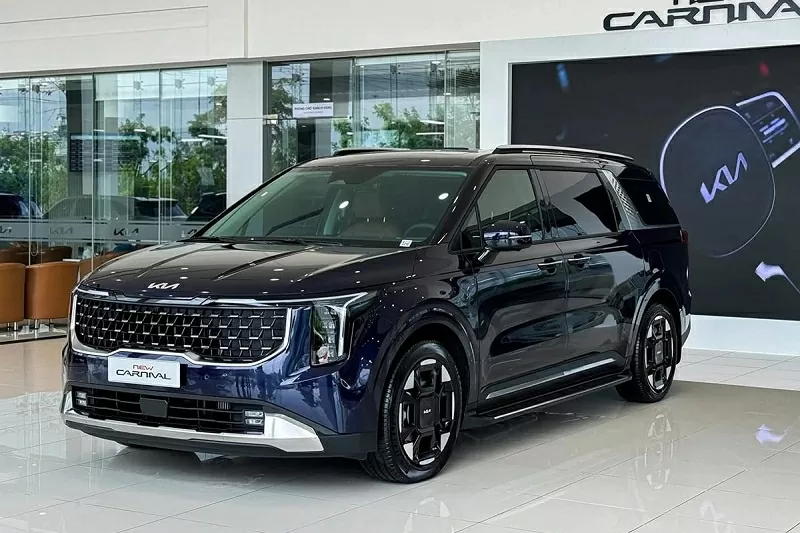 Kia Carnival 1.6 Turbo Hybrid Signature gây chú ý khi bổ sung gói tùy chọn ghế VIP cho hàng ghế giữa.