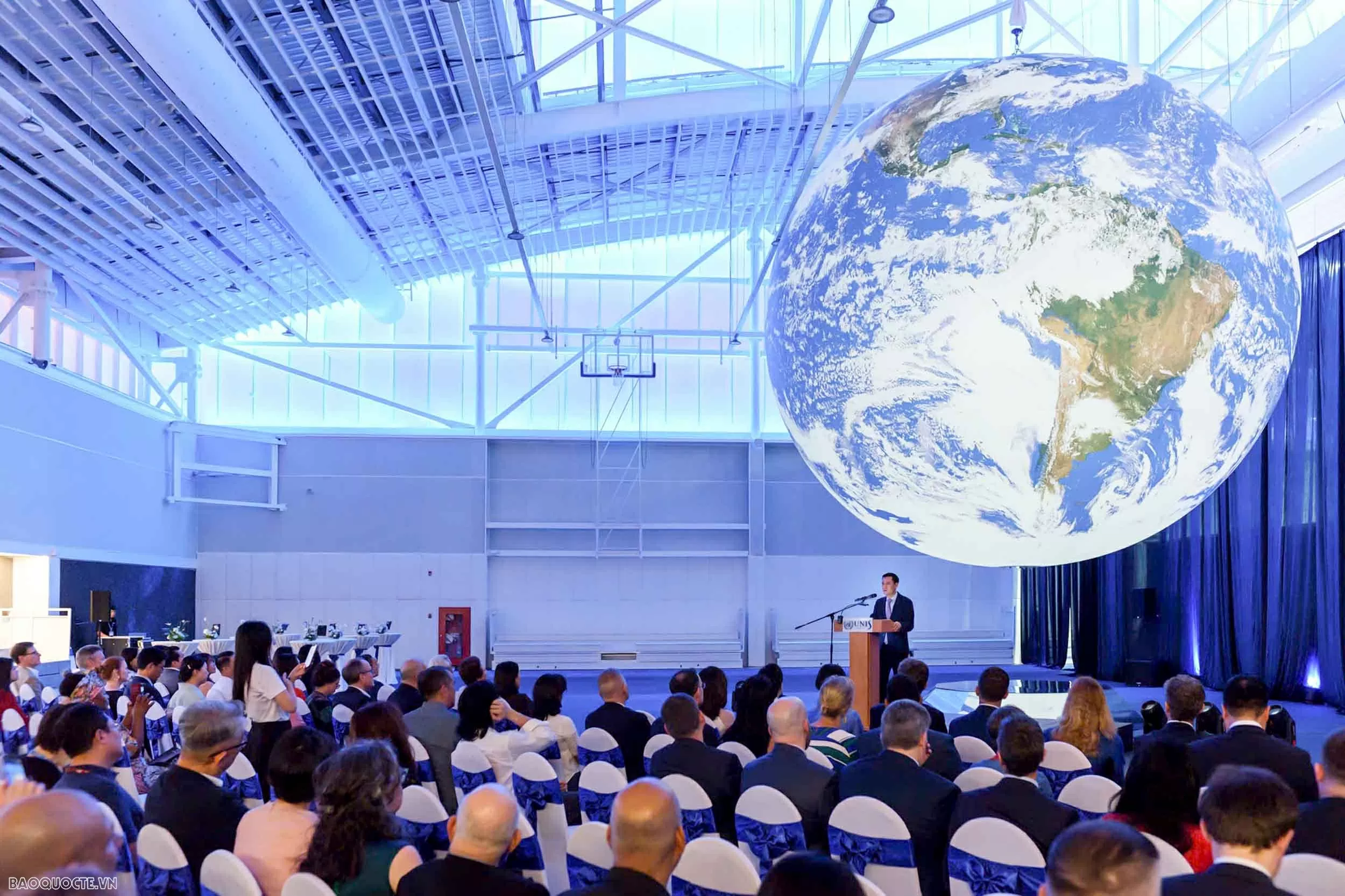 Lan tỏa tinh thần Liên hợp quốc qua Triển lãm “Đất mẹ Gaia” tại UNIS Hà Nội Lan tỏa tinh thần Liên hợp quốc qua Triển lãm “Đất mẹ Gaia” tại UNIS Hà Nội