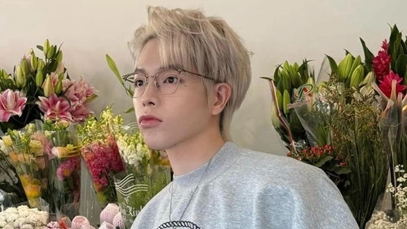 Thời trang dạo phố giao mùa của ca sĩ Đức Phúc và dàn sao 'Anh trai say hi'