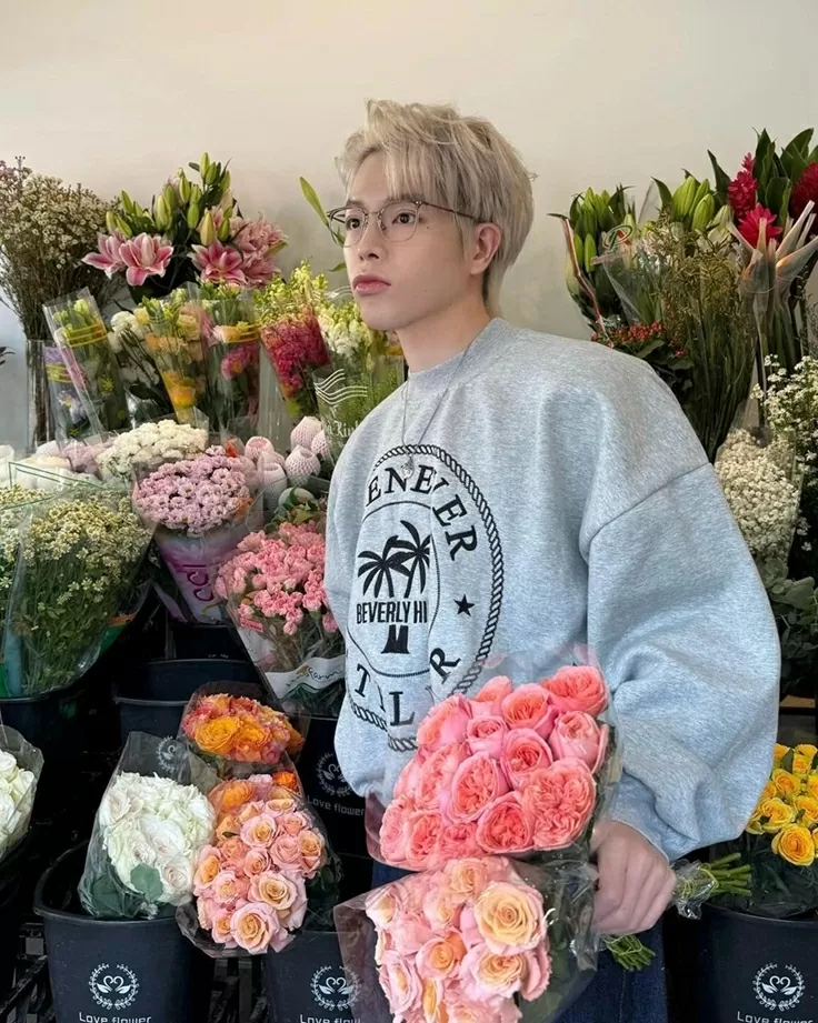 Đức Phúc diện áo nỉ check-in ở tiệm hoa. Nam ca sĩ chọn thiết kế giá hơn 800.000 đồng của một thương  hiệu thời trang nội địa, tạo phong cách khỏe khoắn.