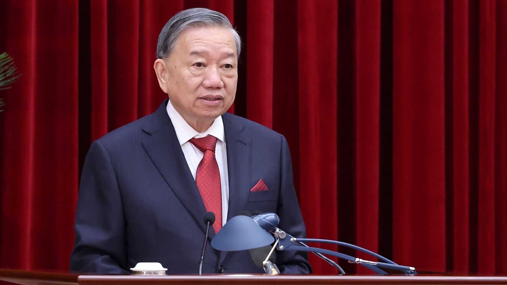 tong bi thu to lam gui thu tham hoi dong vien dong bao can bo chien sy tren ca nuoc dang ung pho khac phuc hau qua thien tai