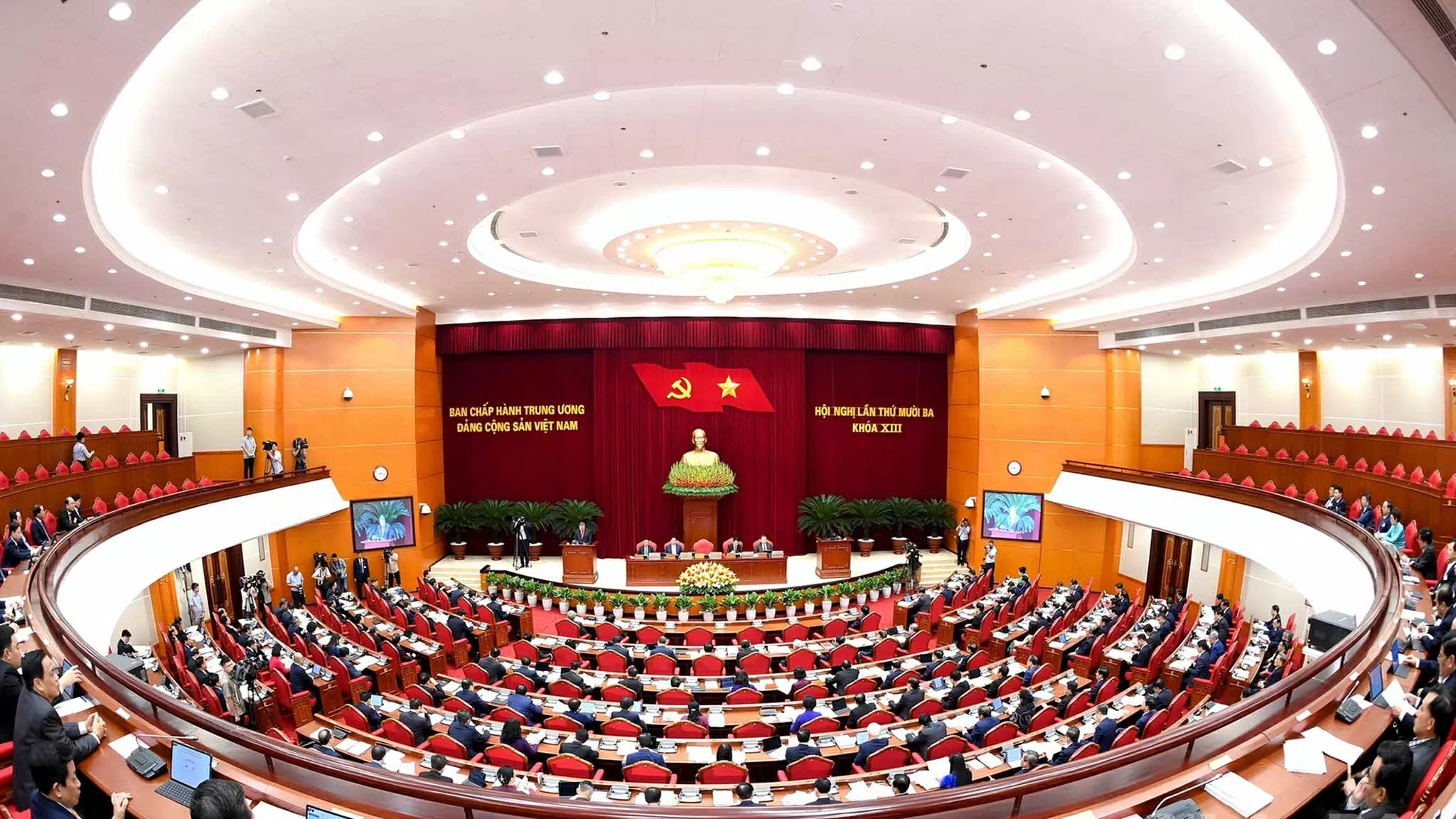 Toàn cảnh phiên khai mạc Hội nghị lần thứ mười ba, Ban Chấp hành Trung ương Đảng khóa XIII. (Nguồn: Báo Nhân dân) Toàn cảnh phiên khai mạc Hội nghị lần thứ mười ba, Ban Chấp hành Trung ương Đảng khóa XIII. (Nguồn: Báo Nhân dân)