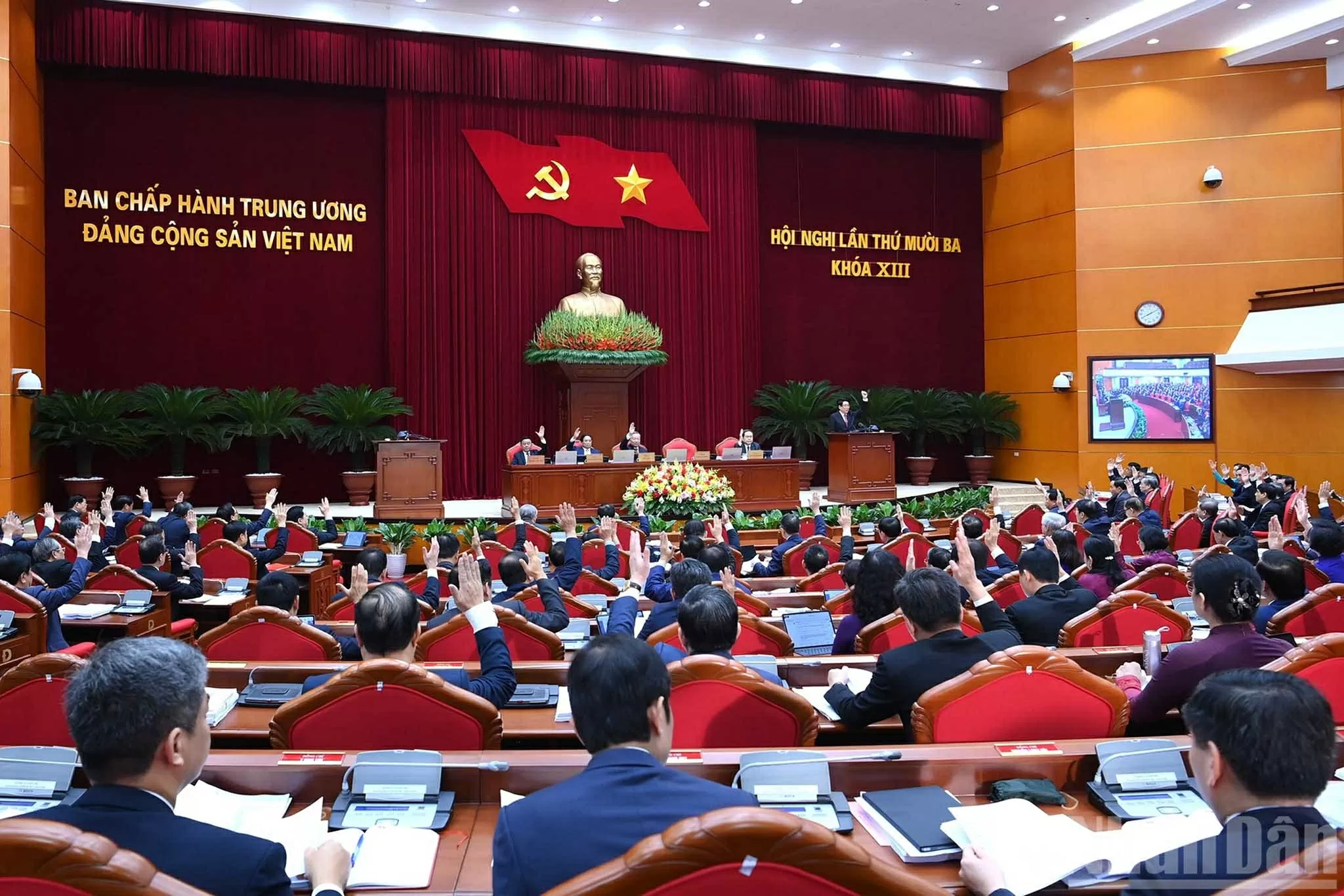 Trung ương biểu quyết thông qua chương trình Hội nghị. (Nguồn: Báo Nhân dân) Trung ương biểu quyết thông qua chương trình Hội nghị. (Nguồn: Báo Nhân dân)