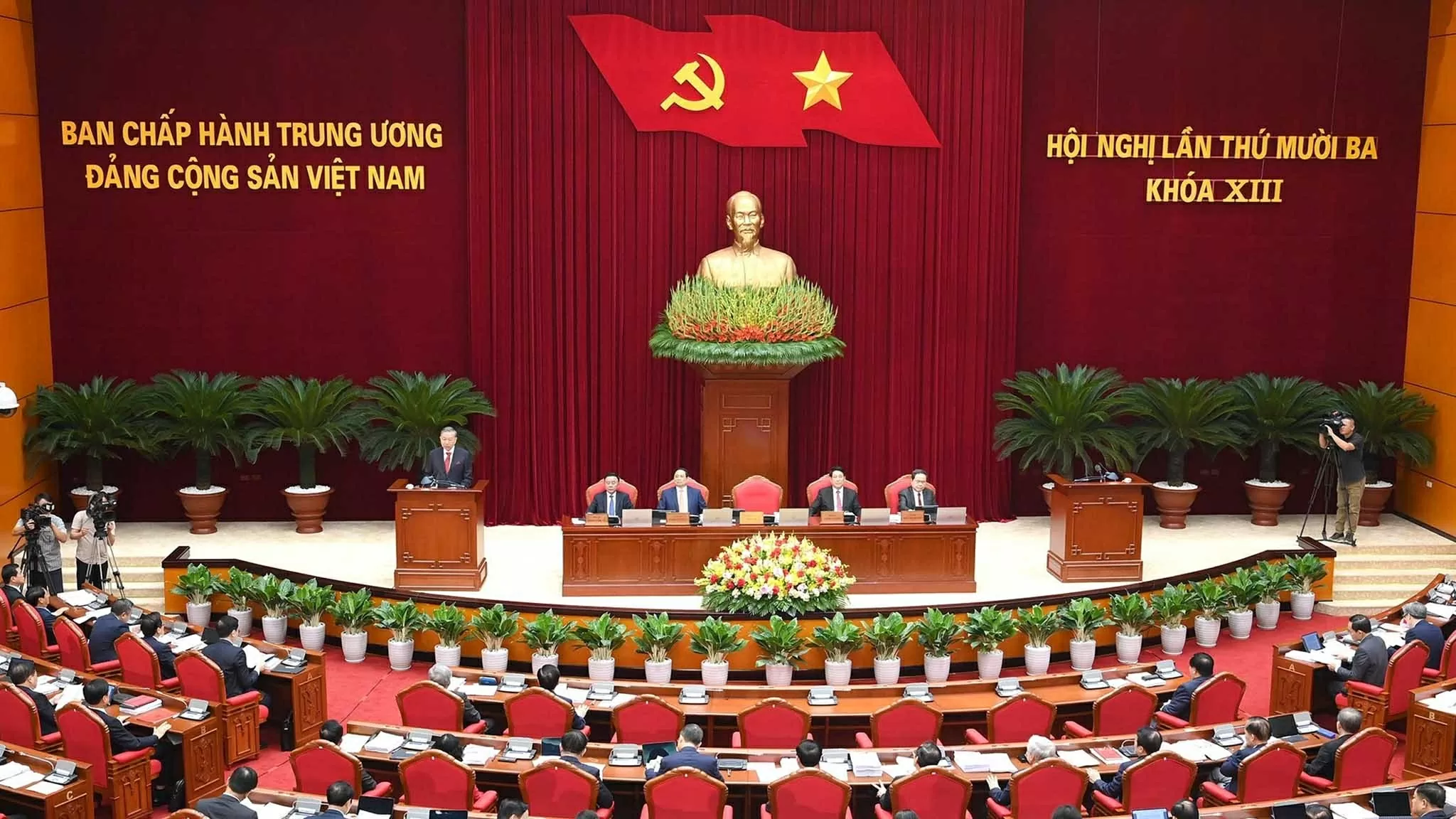 Toàn cảnh phiên khai mạc Hội nghị lần thứ mười ba, Ban Chấp hành Trung ương Đảng khóa XIII. (Nguồn: Báo Nhân dân) Toàn cảnh phiên khai mạc Hội nghị lần thứ mười ba, Ban Chấp hành Trung ương Đảng khóa XIII. (Nguồn: Báo Nhân dân)