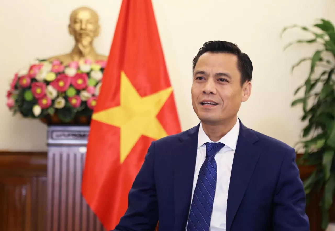Thứ trưởng Ngoại giao Đặng Hoàng Giang trả lời phỏng vấn báo chí. (Ảnh: Thành Long)