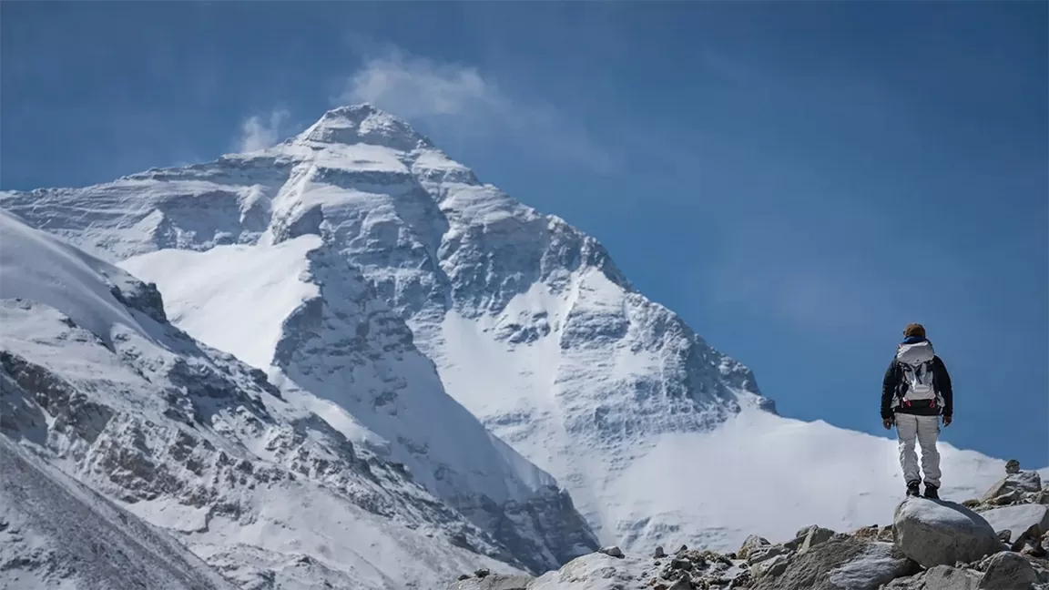 Trung Quốc: Giải cứu hàng trăm du khách mắc kẹt trên đỉnh Everest do tuyết rơi dày và mưa lớn bất thường