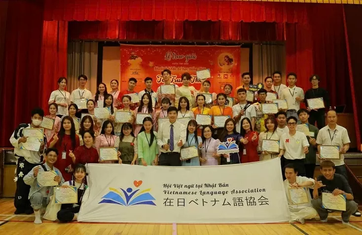 Trao giải cuộc thi ảnh “Khoảnh khắc bé học tiếng Việt” tại Nhật Bản Trao giải cuộc thi ảnh “Khoảnh khắc bé học tiếng Việt” tại Nhật Bản