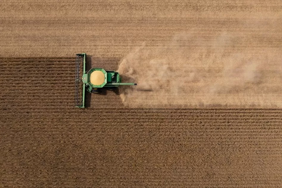 Một máy gặt đập liên hợp đang thu hoạch đậu nành tại một trang trại bên ngoài St. Peter, Minnesota. Ben Brewer/Bloomberg/Hình ảnh Getty