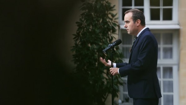 ‘Ngọn nến chóng tàn’ ở Paris