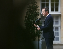 ‘Ngọn nến chóng tàn’ ở Paris