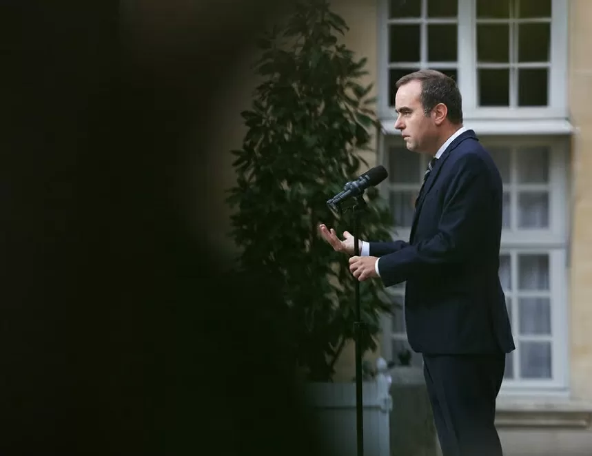 Vừa công bố nội các, Thủ tướng Pháp bất ngờ từ chức, nội tình là gì?