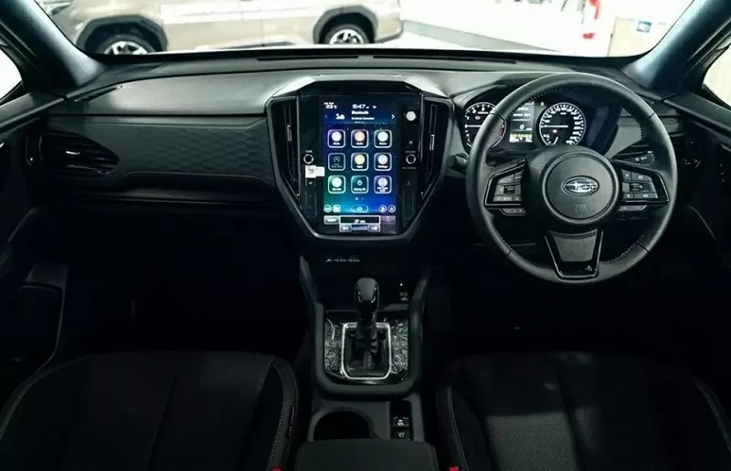 Bên trong khoang cabin, Subaru Forester 2026 tiếp tục theo đuổi triết lý thiết kế thực dụng.