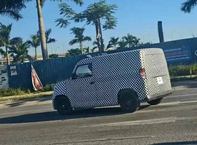 Hình ảnh VinFast EC Van đang được chạy thử nghiệm trên đường.