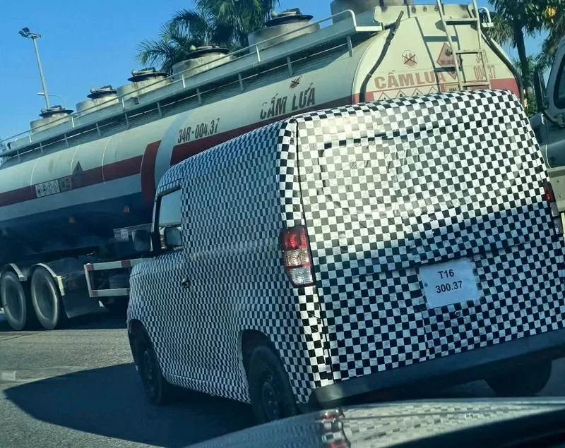 VinFast EC Van được dán decal ngụy trang kín đáo.