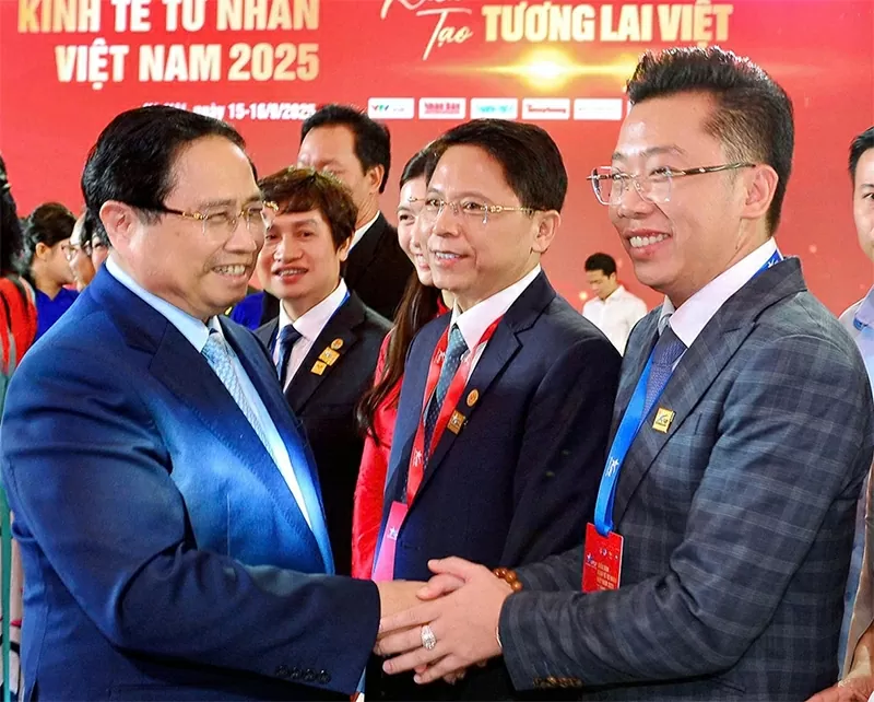 Khoảnh khắc ông Lê Đức Hưng gặp gỡ và giao lưu cùng Thủ tướng Phạm Minh Chính tại Diễn đàn Kinh tế tư nhân Việt Nam 2025