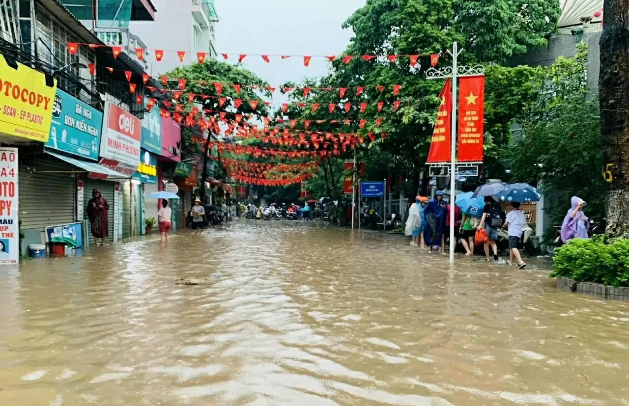 Hà Nội: Mưa lớn, nhiều trường thông báo khẩn cho học sinh nghỉ học hôm nay (7/10) Hà Nội: Mưa lớn, nhiều trường thông báo khẩn cho học sinh nghỉ học hôm nay (7/10)