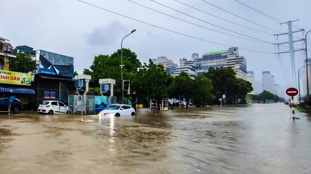 Mưa lớn kéo dài từ đêm đến sáng 7/10, người Hà Nội di chuyển khó khăn trên các tuyến phố ngập sâu giờ cao điểm