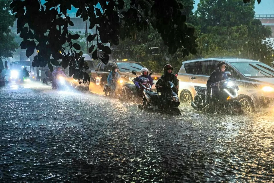 Hà Nội mưa lớn kèm theo sấm và gió rít liên hồi từ sáng khiến nhiều tuyến phố ngập sâu, có nơi nước ngập cao đến 30cm. (Nguồn: Vietnam+)