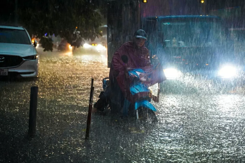 Mưa lớn kéo dài từ đêm đến sáng, người Hà Nội di chuyển khó khăn trên các tuyến phố ngập sâu giờ cao điểm
