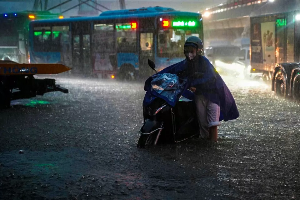 Mưa lớn kéo dài từ đêm đến sáng, người Hà Nội di chuyển khó khăn trên các tuyến phố ngập sâu giờ cao điểm