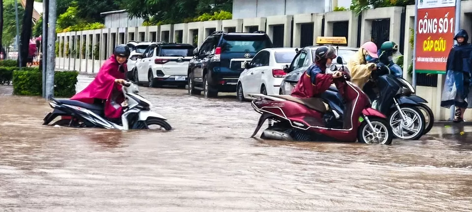 Mưa lớn kéo dài từ đêm đến sáng, người Hà Nội di chuyển khó khăn trên các tuyến phố ngập sâu giờ cao điểm Mưa lớn kéo dài từ đêm đến sáng, người Hà Nội di chuyển khó khăn trên các tuyến phố ngập sâu giờ cao điểm