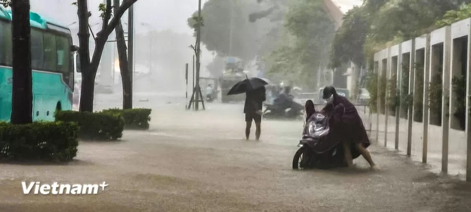 Mưa lớn kéo dài từ đêm đến sáng, người Hà Nội di chuyển khó khăn trên các tuyến phố ngập sâu giờ cao điểm