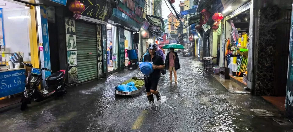 Mưa lớn kéo dài từ đêm đến sáng, người Hà Nội di chuyển khó khăn trên các tuyến phố ngập sâu giờ cao điểm