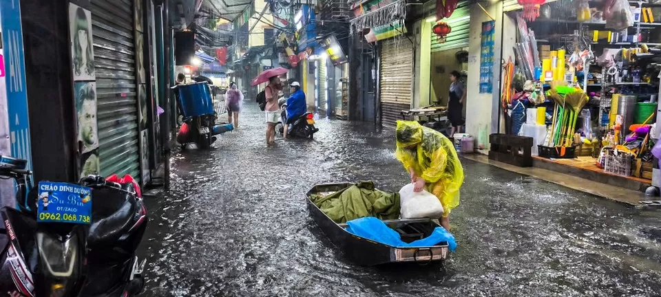 Mưa lớn kéo dài từ đêm đến sáng, người Hà Nội di chuyển khó khăn trên các tuyến phố ngập sâu giờ cao điểm
