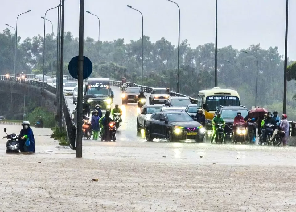 Mưa lớn từ đêm, người Hà Nội di chuyển khó khăn trên các tuyến phố ngập sâu giờ cao điểm