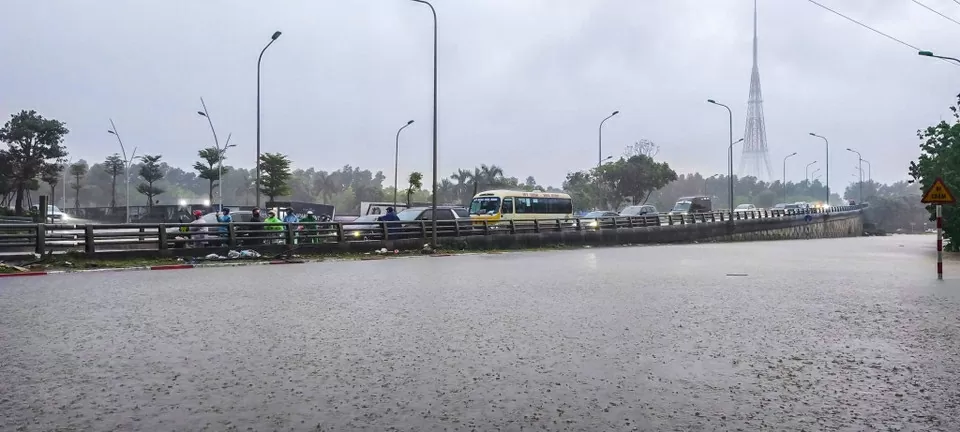 Mưa lớn từ đêm, người Hà Nội di chuyển khó khăn trên các tuyến phố ngập sâu giờ cao điểm