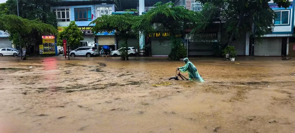 Mưa lớn từ đêm, người Hà Nội di chuyển khó khăn trên các tuyến phố ngập sâu giờ cao điểm